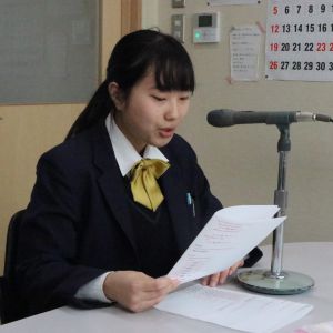 表彰者を読み上げる 放送部 藤さん