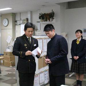 目録を読み上げようと・・・袋が開けれないというハプニングあり