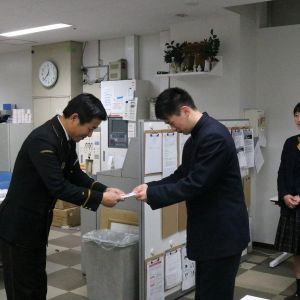 目録贈呈(副級長畑迫くん、後方は級長の清水さん)