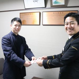 香椎駅駅長さんに目録贈呈(副級長畑迫くん)