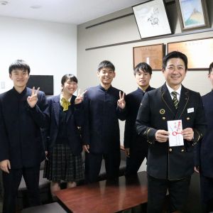 香椎駅駅長と2年10組のみんな